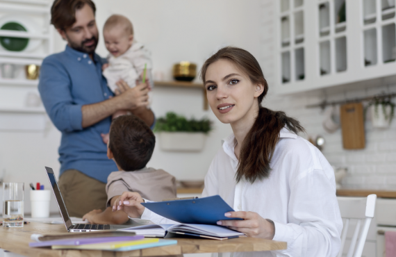 Rientrare al lavoro dopo il congedo parentale: sfide e strategie per le neomamme e i neopapà