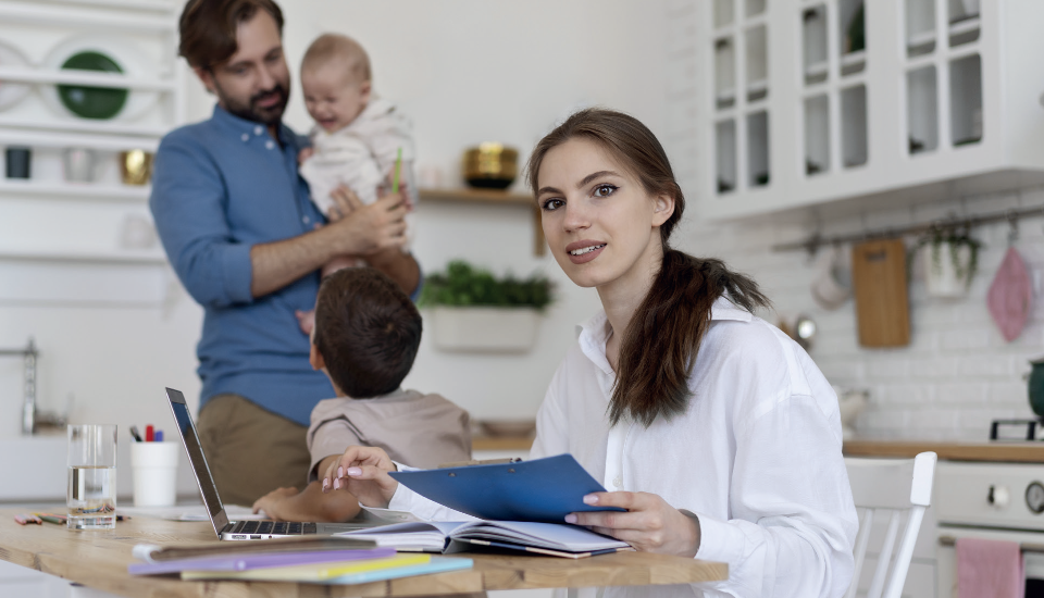 Rientrare al lavoro dopo il congedo parentale: sfide e strategie per le neomamme e i neopapà